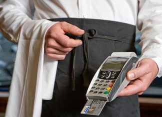 É melhor ter no bolso o cartão de crédito ou o cartão de débito?
