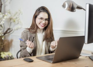 controle das finanças feminina