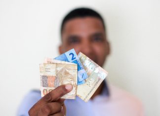 guardar o salário para investimentos