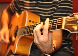 aplicativos para tocar violão em casa